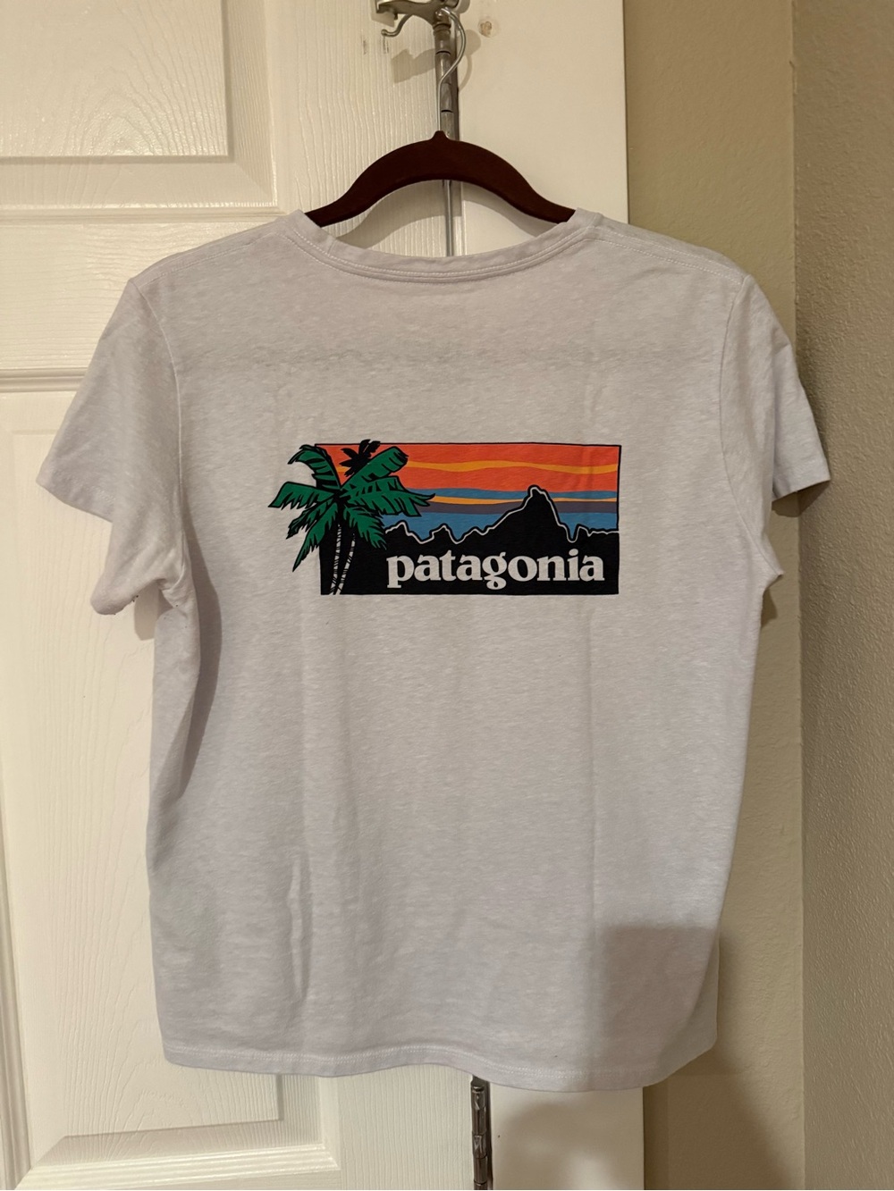 Kids white Patagonia Hawaii exclusive shirt. Size Large